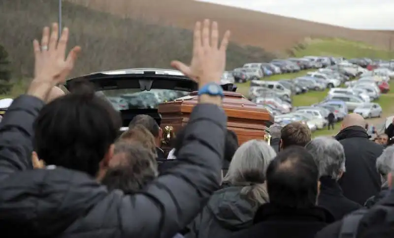 funerali di pino daniele al divino amore  3