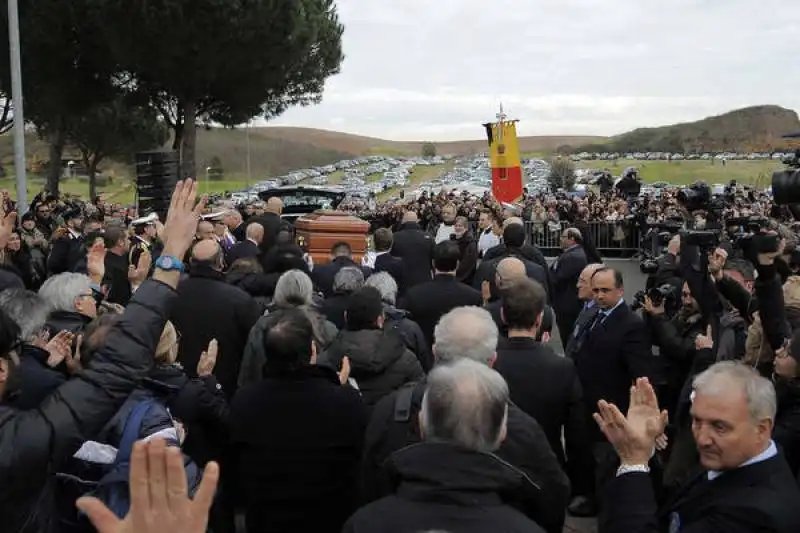 funerali di pino daniele al divino amore  5