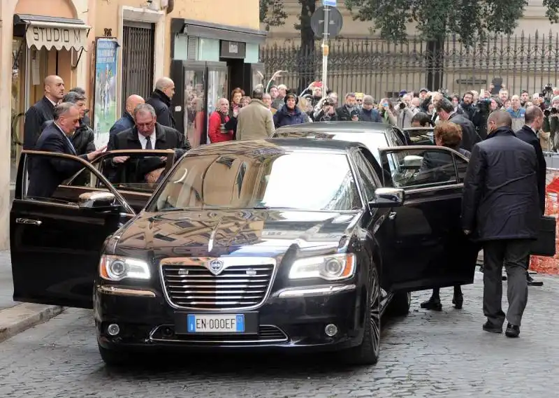 giorgio e clio napolitano tornano a casa a monti  1