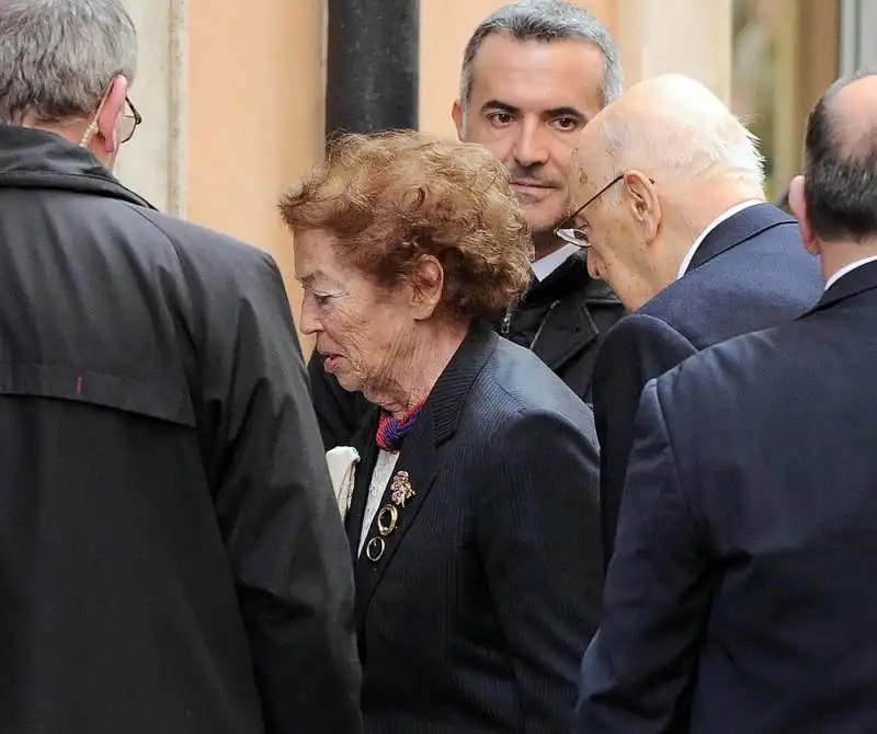 giorgio e clio napolitano tornano a casa a monti  8