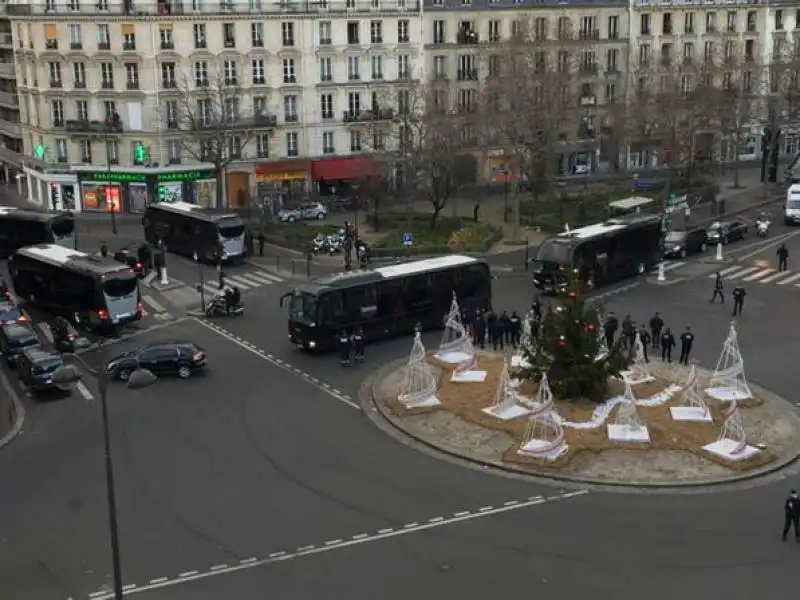 gli autobus con i leader a parigi