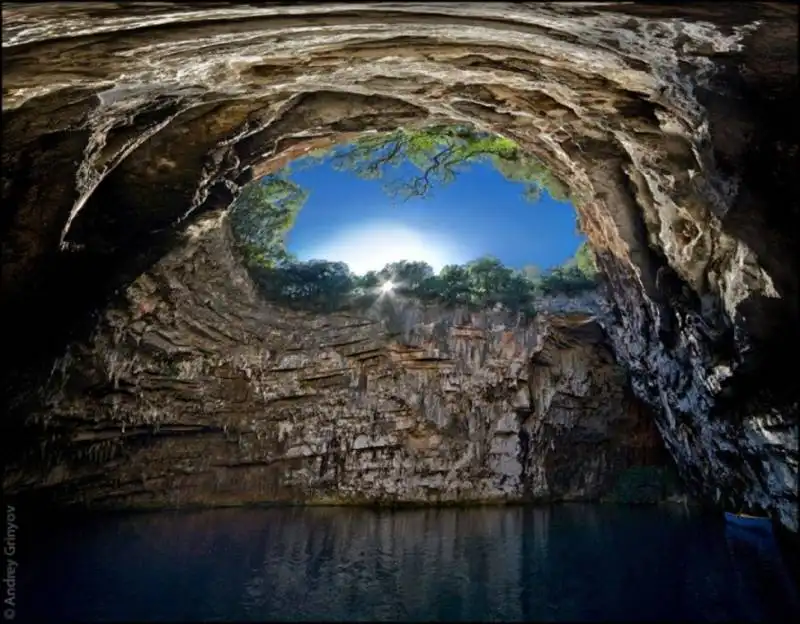 grotta di melissani, grecia