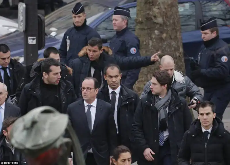 hollande sul posto charlie hebdo