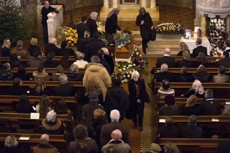 il funerale di anita ekberg  23