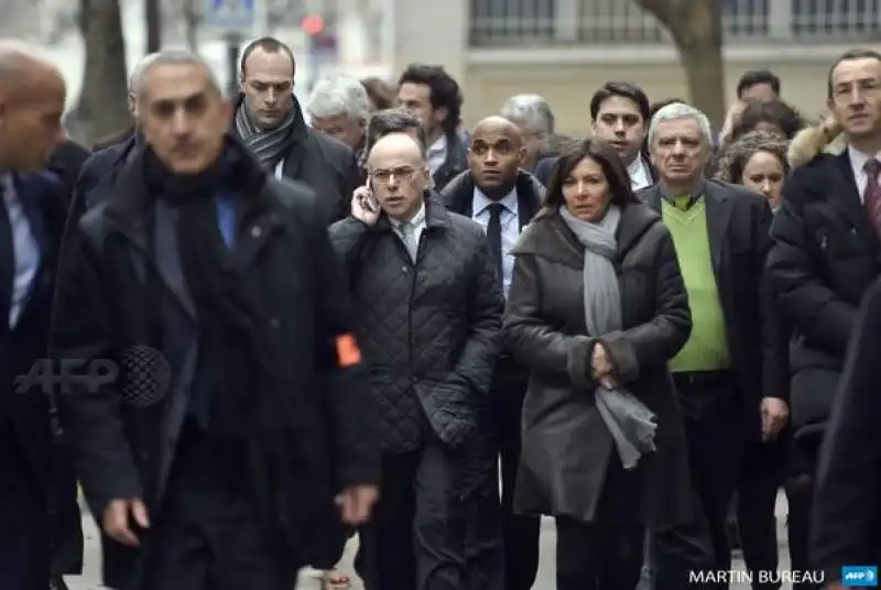 il ministro dell interno cazeneuve e il sindaco di parigi hidalgo arrivano a charlie hebdo 