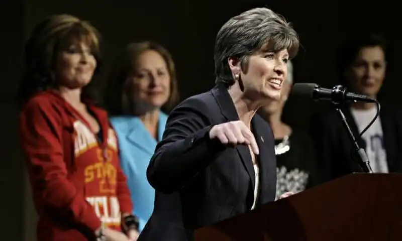 joni ernst con dietro sarah palin