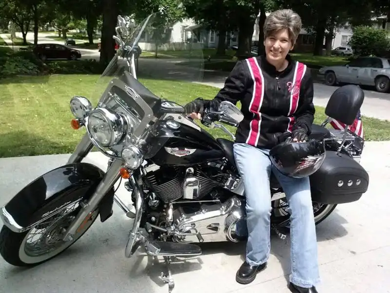 joni ernst con la harley davidson