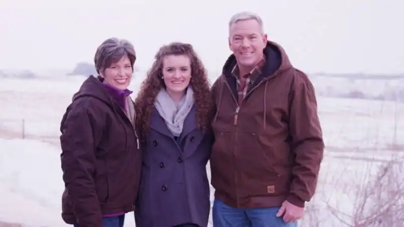 joni ernst con marito e figlia