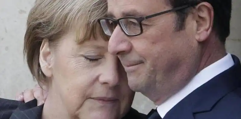 merkel a eliseo, lungo abbraccio con hollande