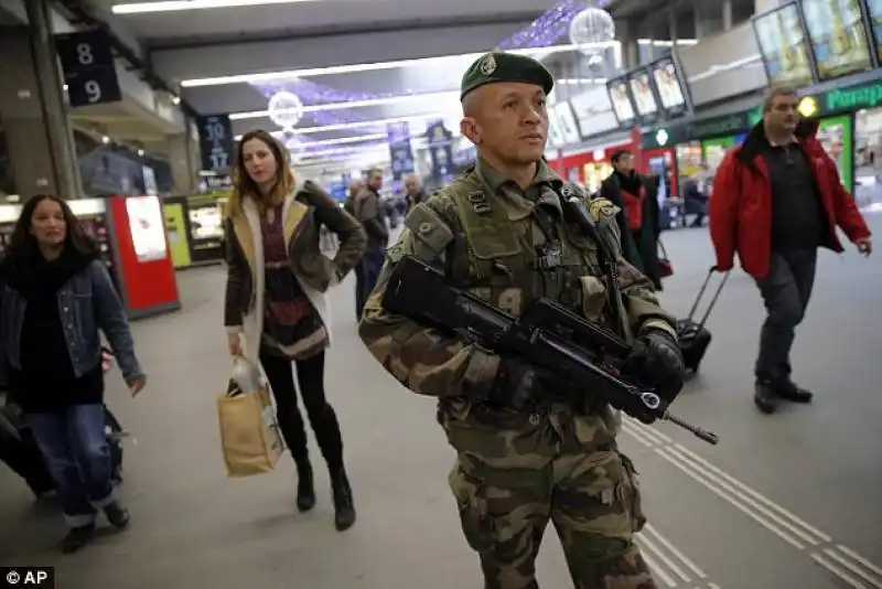 militari presidiano parigi 5