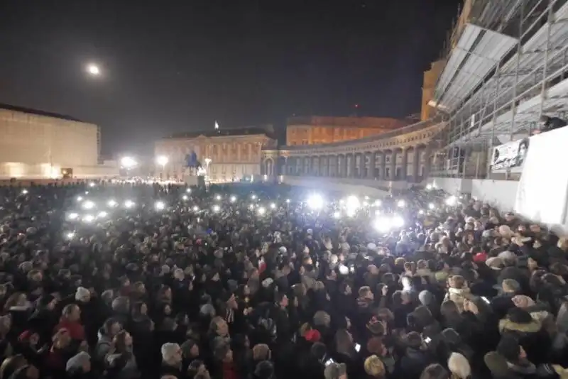 napoli, in centomila al flash mob per pino daniele 10