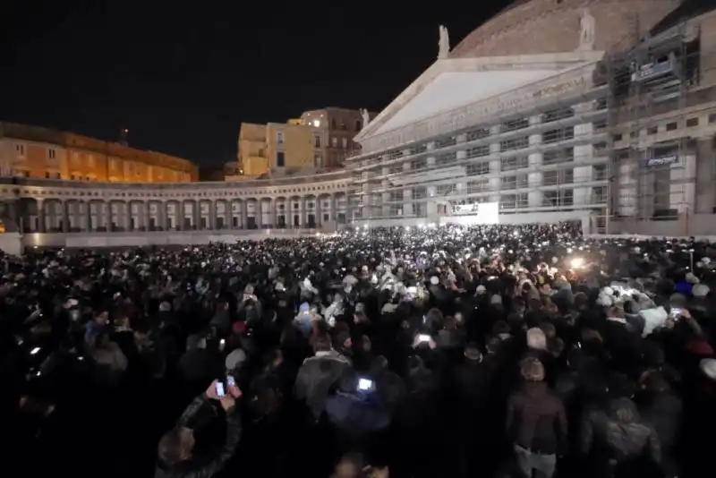 napoli, in centomila al flash mob per pino daniele 11