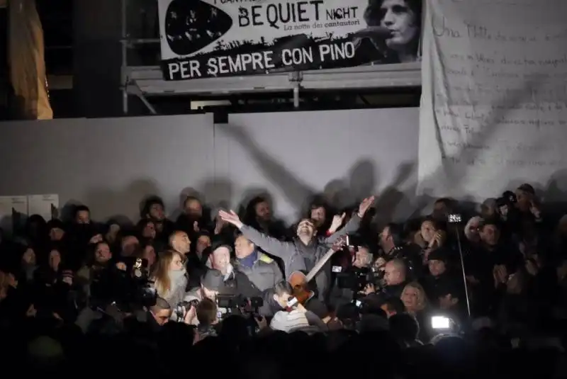 napoli, in centomila al flash mob per pino daniele 13