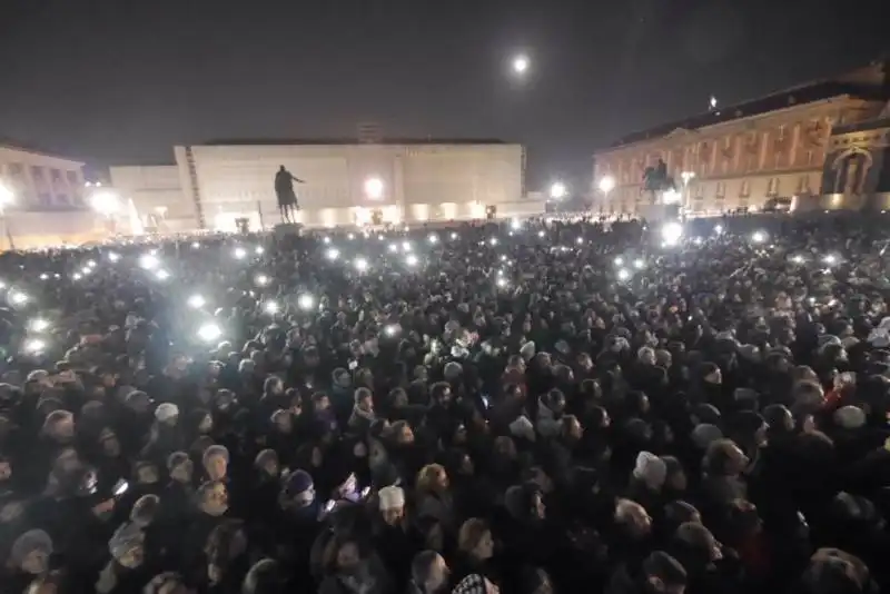 napoli, in centomila al flash mob per pino daniele 15