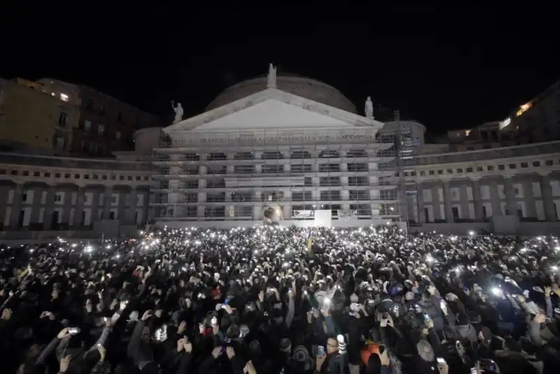 napoli, in centomila al flash mob per pino daniele 2