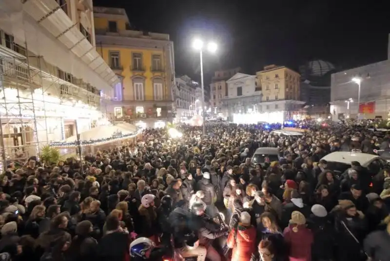 napoli, in centomila al flash mob per pino daniele 6