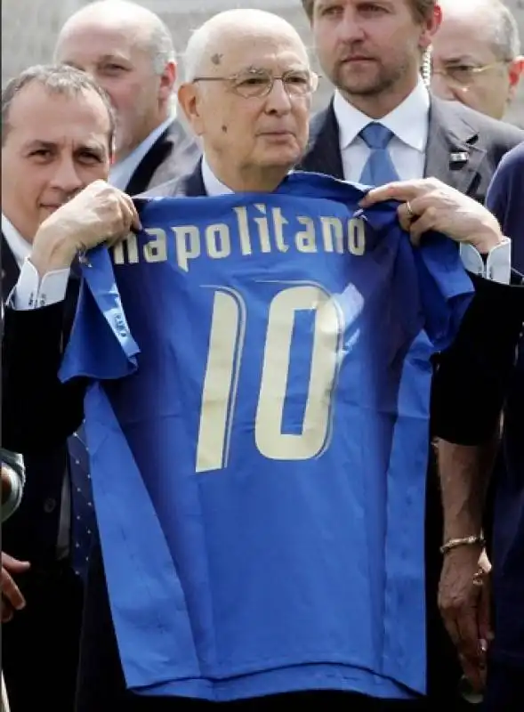 NAPOLITANO CON LA MAGLIETTA DELLA NAZIONALE DI CALCIO