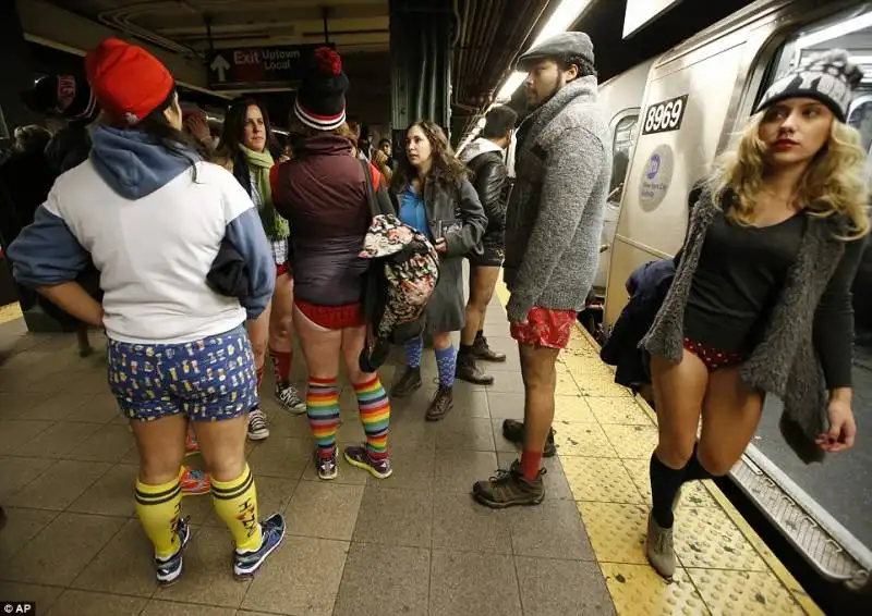 no pants day in mutande e calzini