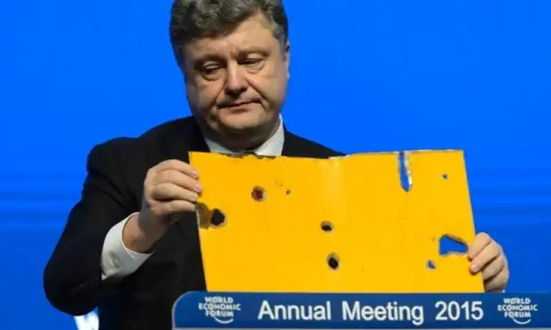 poroshenko a davos con un pezzo di autobus ucraino fatto saltare da filorussi