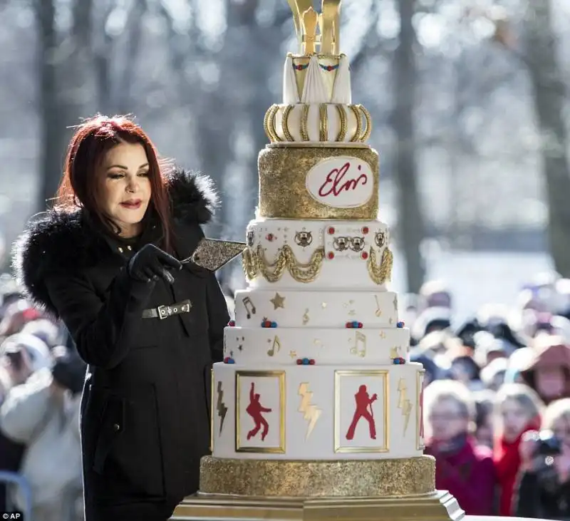 priscilla presley taglia la torta a graceland