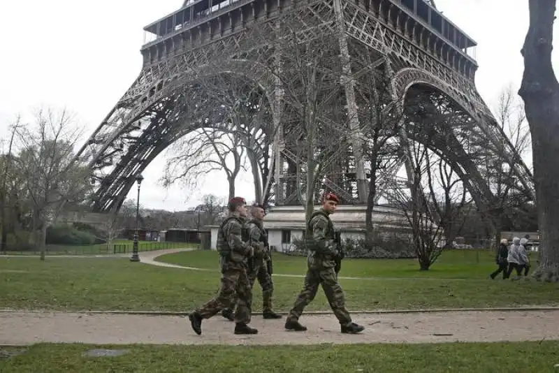 Un soldato sotto la torre Eiffel a Parigi 