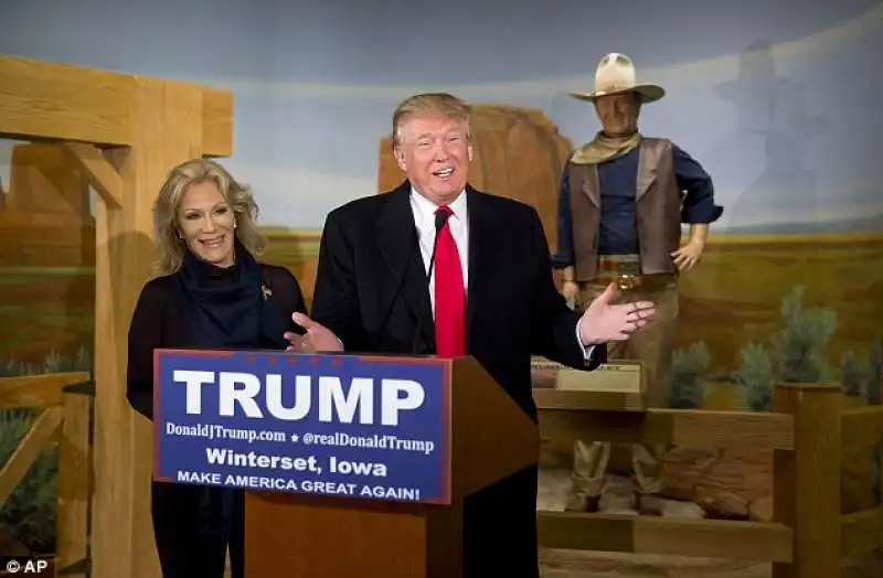 anche la figlia di john wayne alissa appoggia donald trump