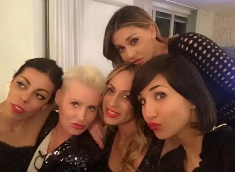 belen rodriguez tra le amiche