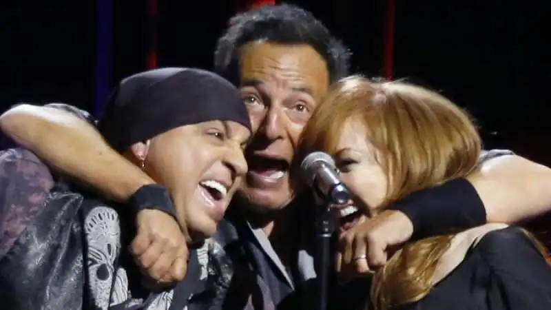 Bruce Springsteen tra il vecchio amico Steven Van Zandt e la moglie Patti Scialfa 