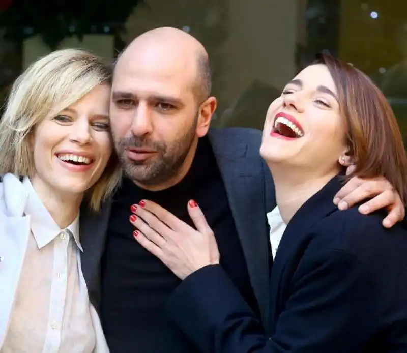 checco zalone con le attrici del suo film