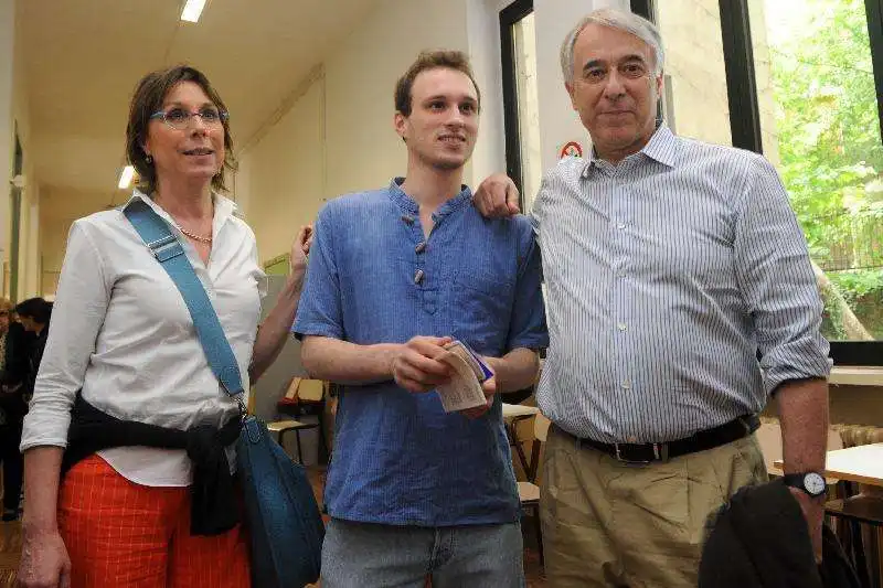 cinzia sasso con il figlio francesco e giuliano pisapia