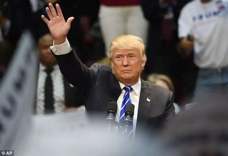 donald  trump caccia una donna musulmana dal suo rally