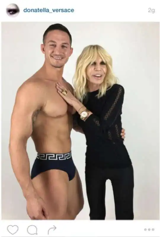 donatella versace ingrifata col modello