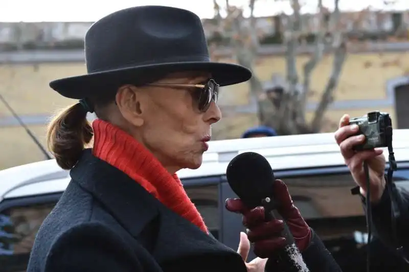 elsa martinelli intervistata al suo arrivo in chiesa