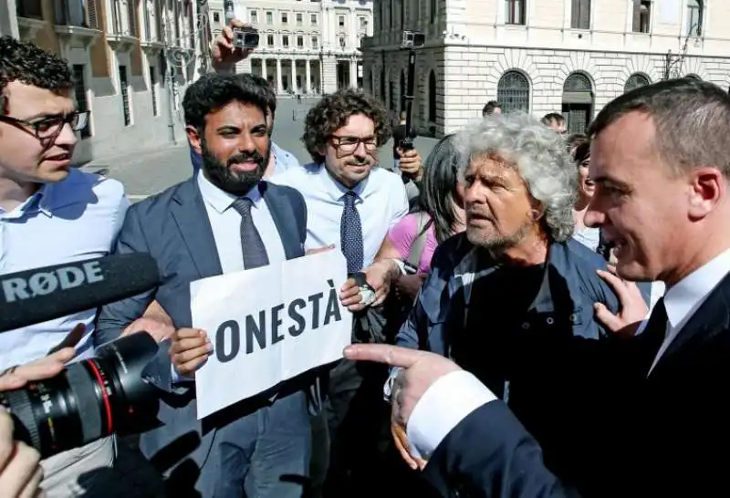 grillo e grillini fuori montecitorio