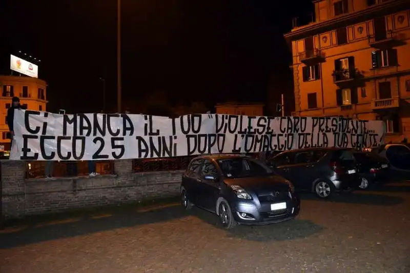 i ragazzi della sud  espongono uno striscione in ricordo del presidente dino viola