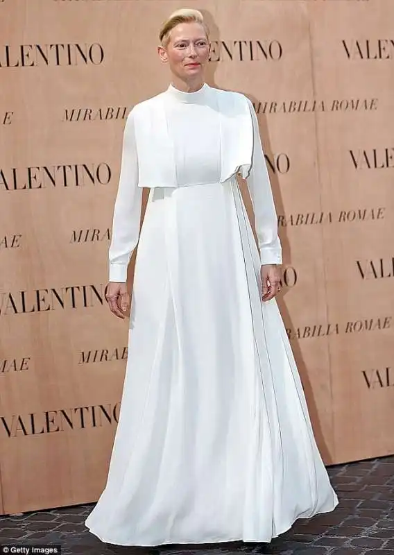 La papessa Tilda Swinton in una mise di Valentino pronta a miracoleggiare