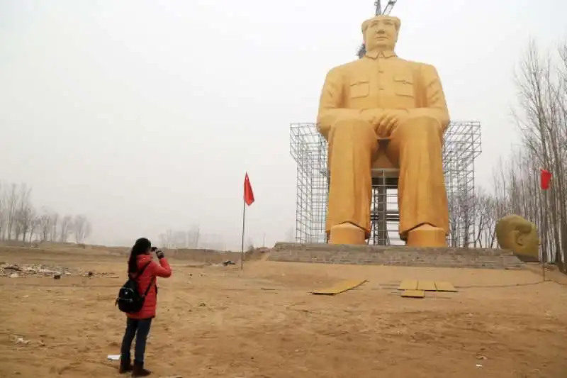 la statua dorata di mao tse tung  2