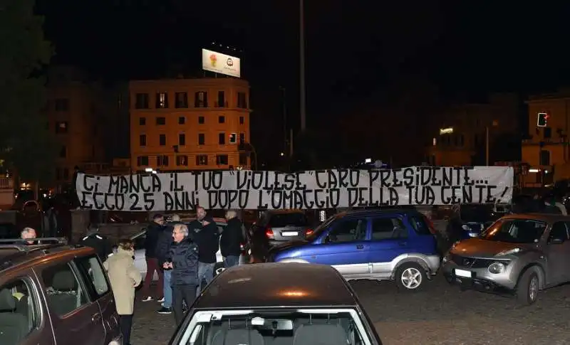 lo striscione dei ragazzi della sud per dino viola