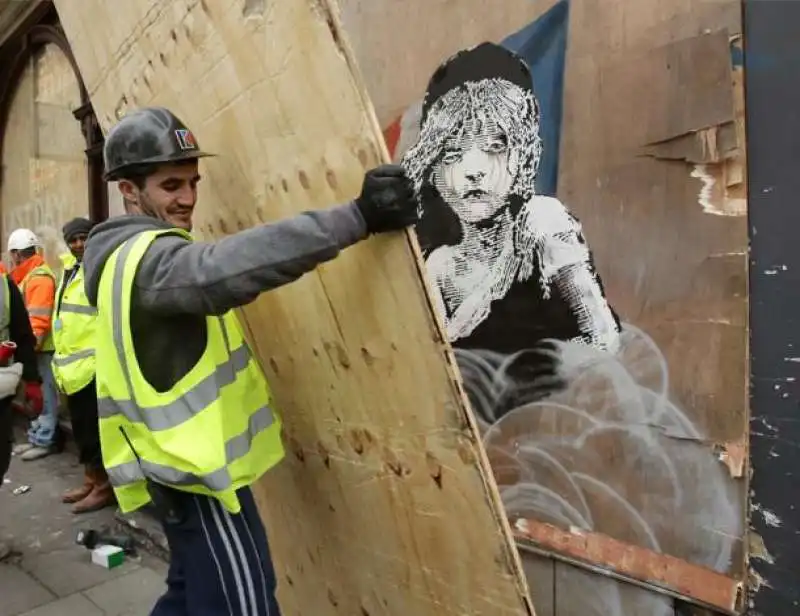 Operai al lavoro per coprire il lavoro di Banksy  6