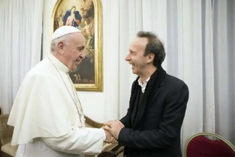 papa bergoglio e roberto benigni