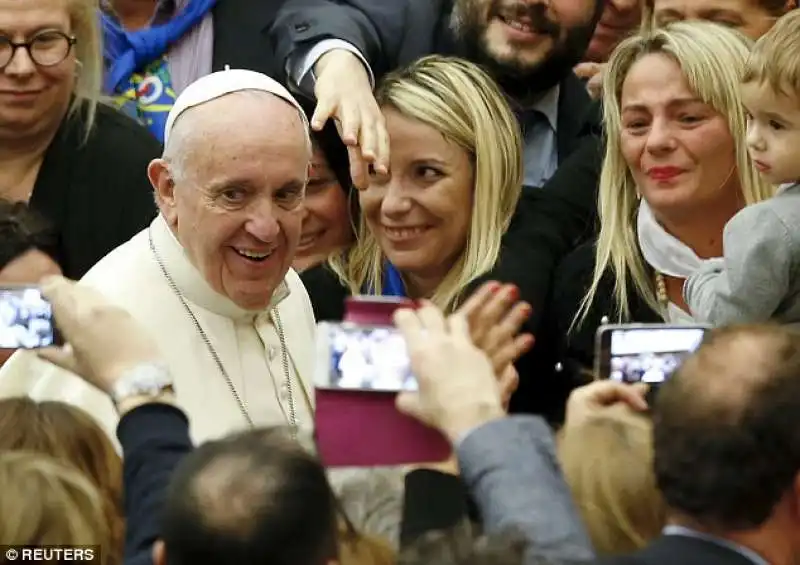 papa francesco fra la folla