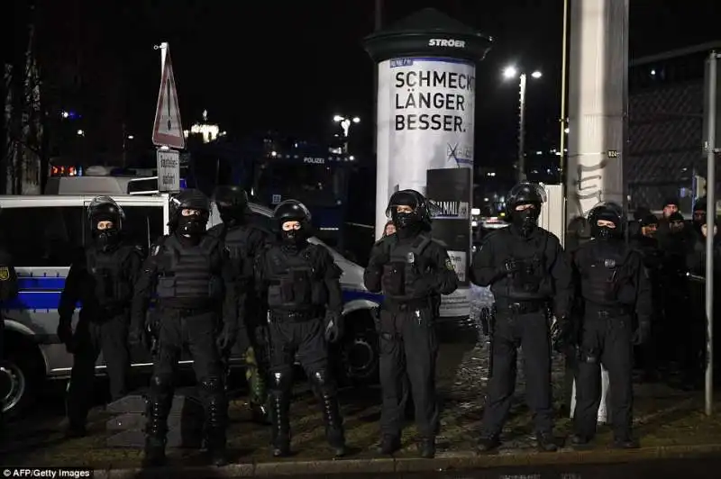 polizia alla manifestaizone di lipsia