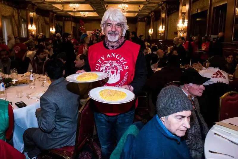 pranzo per i senzatetto organizzato dai city angels a milano 11