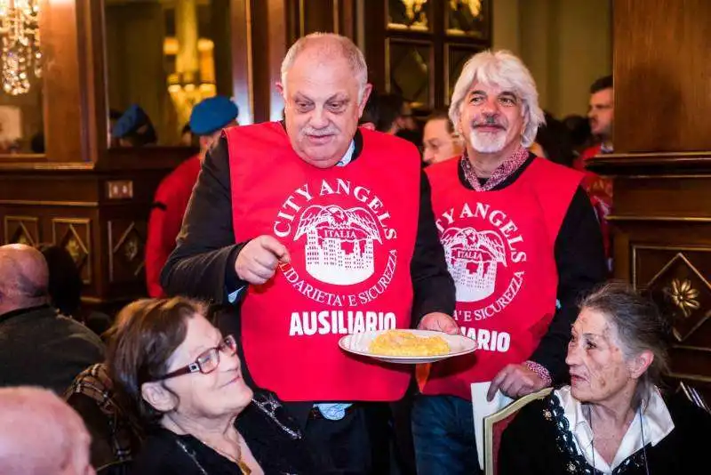 pranzo per i senzatetto organizzato dai city angels a milano 7