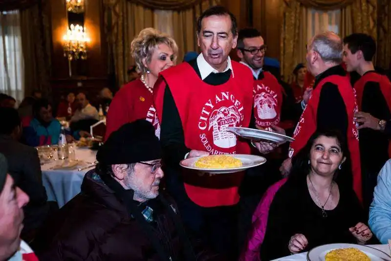 sala al pranzo per i senzatetto organizzato dai city angels a milano  4