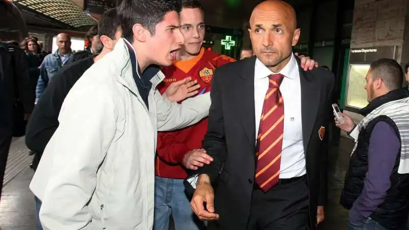 SPALLETTI TRA I TIFOSI DELLA ROMA