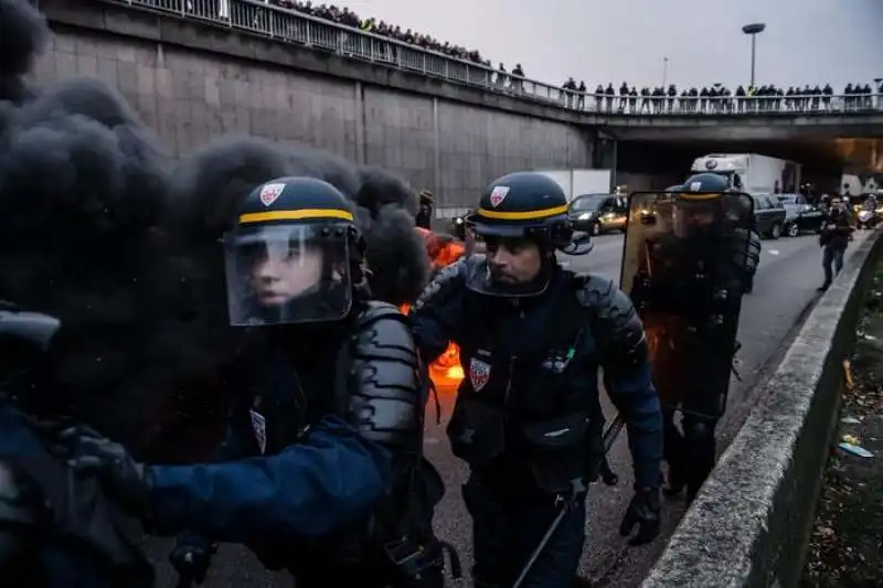 taxi contro uber manifestazioni e scioperi a parigi  10