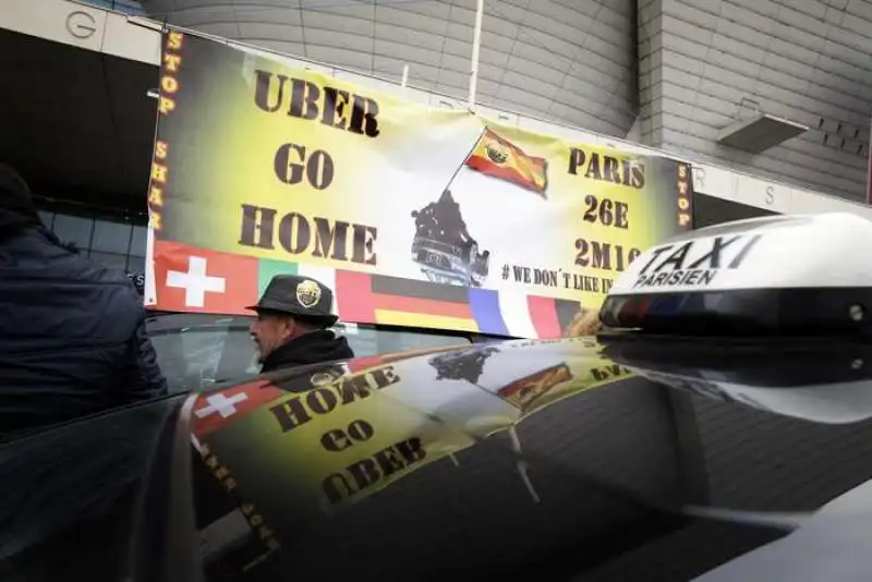 taxi contro uber manifestazioni e scioperi a parigi  3