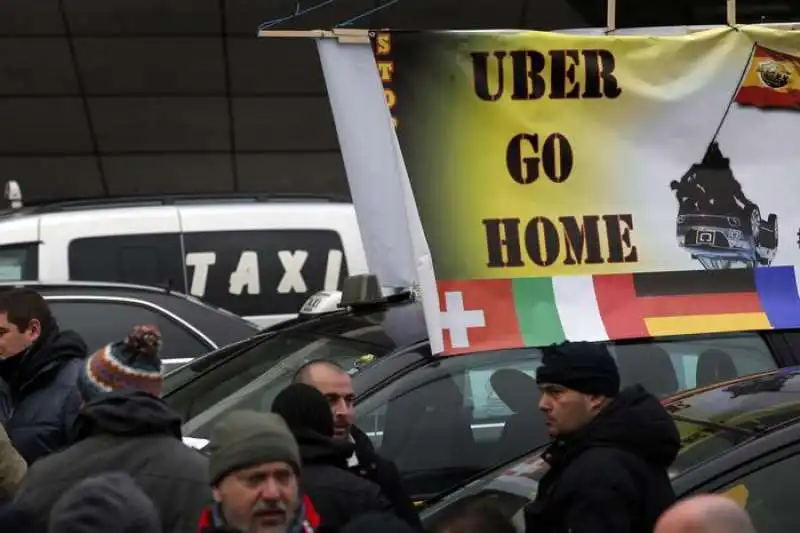 taxi contro uber manifestazioni e scioperi a parigi  5