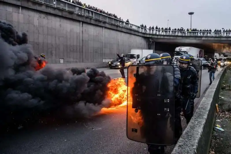 taxi contro uber manifestazioni e scioperi a parigi  7